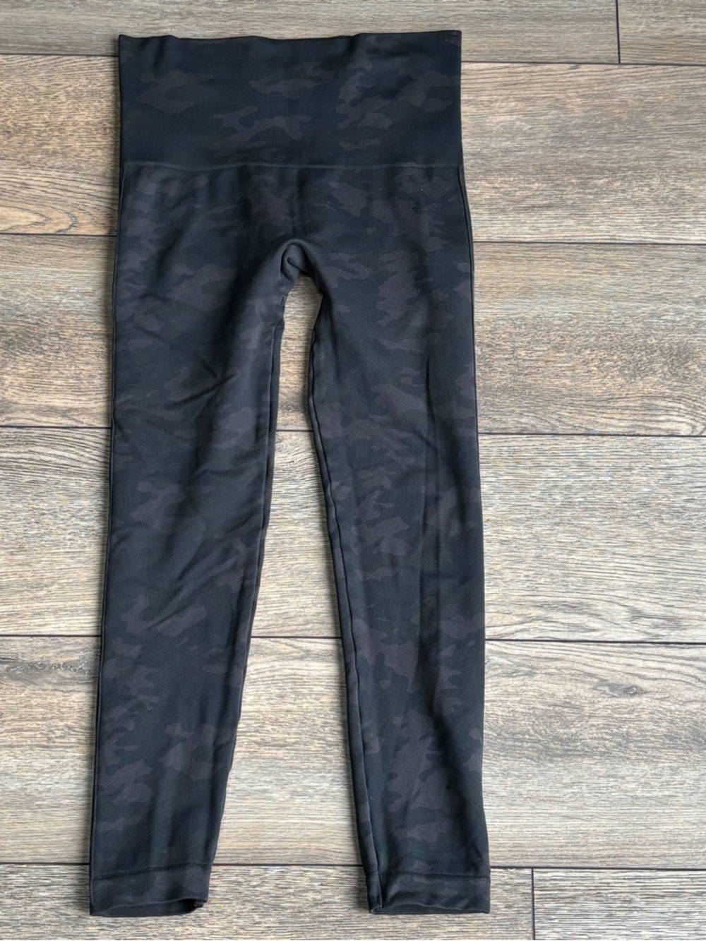 Spanx Look At Me Now Black Camouflage Leggings Stretch Shaping Seamless Sz M